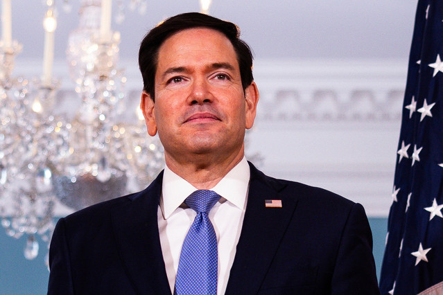 US pauses new Iran strikes to focus on economic pressure