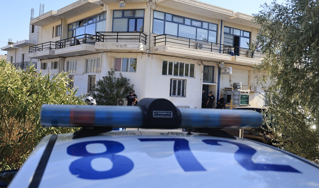 Δικογραφία σε βάρος του άνδρα που εισέβαλε στο Α.Τ. Μάνδρας και του αστυνομικού που τον πυροβόλησε