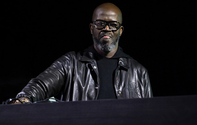 Black Coffee: Ο DJ που παίζει με το ένα χέρι – Aπό το ατύχημα που σημάδεψε τη ζωή του στην κορυφή της παγκόσμιας σκηνής