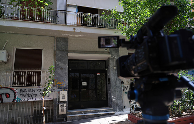 «Φρίκη, πολλή βρωμιά και κλειστές πόρτες»: Τι λένε γείτονες του ζευγαριού στην Κυψέλη | Κοινωνία στο PlusTV.gr