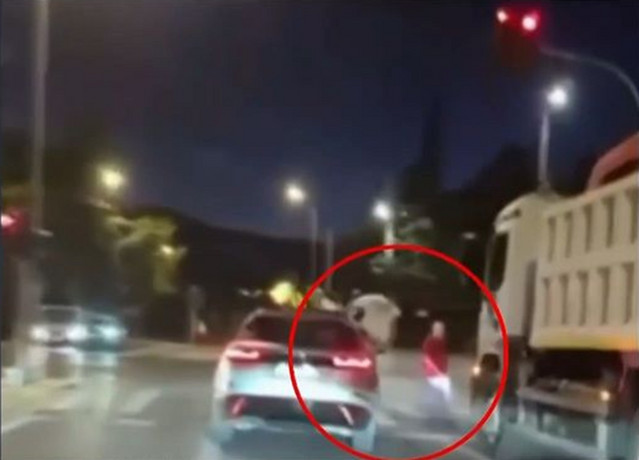 Σοκαριστικό βίντεο: Οδηγός παραβιάζει κόκκινο με τον συνοδηγό να κρέμεται από το παράθυρο – Παραλίγο να πατήσει πεζό