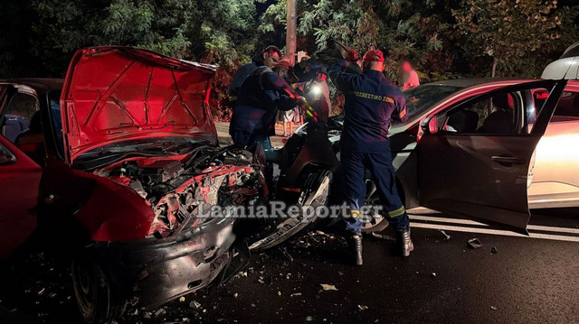 Λαμία: Σφοδρή μετωπική σύγκρουση δύο ΙΧ – Δύο τραυματίες, στο ένα όχημα οικογένεια με μικρό παιδί