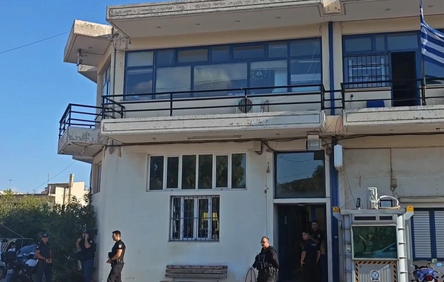 Μάνδρα: Διασωληνωμένος στη ΜΕΘ ο 31χρονος που πυροβολήθηκε μέσα στο Αστυνομικό Τμήμα – Πώς έγινε το περιστατικό