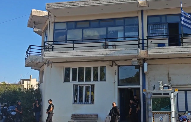 Οι συγκλονιστικές μαρτυρίες για αιματηρό επεισόδιο στο ΑΤ Μάνδρας: «Ρίξε, ρίξε γιατί δεν μου ρίχνεις» φώναζε ο δράστης στον αστυνομικό
