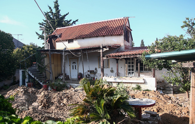 Τυλιγμένα σε νάιλον στο υπόγειο του σπιτιού βρέθηκαν τα οστά της ηλικιωμένης στον Μαραθώνα | Κοινωνία στο PlusTV.gr