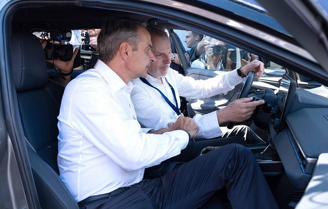 Ο Κυριάκος Μητσοτάκης στη ΔΕΘ με οδηγό τον πρόεδρο της ΕΡΤ Γιάννη Παπαδόπουλο σε μια ιδιαίτερη κούρσα