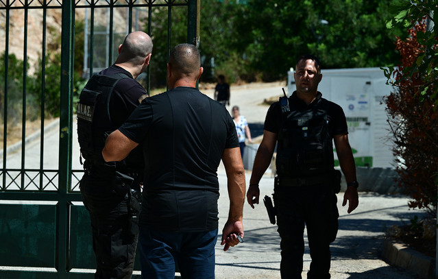 «Κυνηγώντας μια μπάλα, έπεσε το μάτι μου στη σακούλα»: Τι λέει ο άνθρωπος που βρήκε τα ανθρώπινα οστά στην Κυψέλη