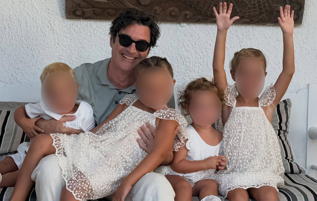 Χριστόφορος Παπακαλιάτης: Η βάφτιση των τεσσάρων ανιψιών του στην Κρήτη και το οικογενειακό άλμπουμ