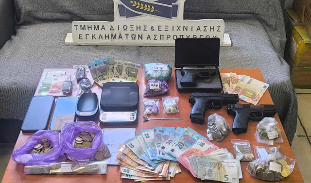 Συνελήφθη 33χρονος για ναρκωτικά, όπλα και πλαστά χαρτονομίσματα στο Περιστέρι | Κοινωνία στο PlusTV.gr