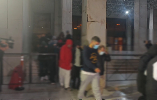 Φούρνοι Χωριάτικο: Καρέ καρέ η μεταγωγή του ιδιοκτήτη και ακόμη 58 συλληφθέντων στην Ευελπίδων – Δείτε βίντεο