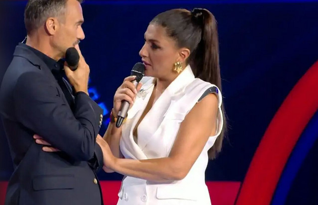 The Voice – «Λύγισε» η Έλενα Παπαρίζου για τον Γιώργο Μαζωνάκη: «Δεν έκρυβε τα σκοτάδια του»