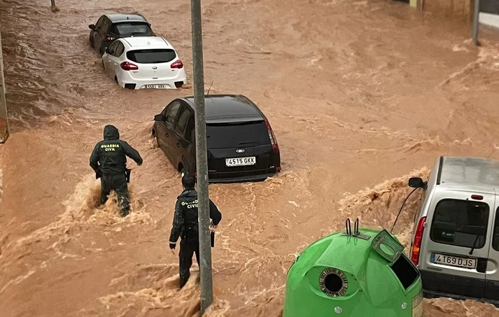 Σφοδρές βροχοπτώσεις και φονικές πλημμύρες σαρώνουν την Ισπανία
