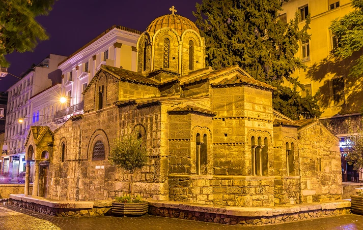 Εκκλησίες στην Αθήνα με κατανυκτική ατμόσφαιρα για την περιφορά του Επιταφίου