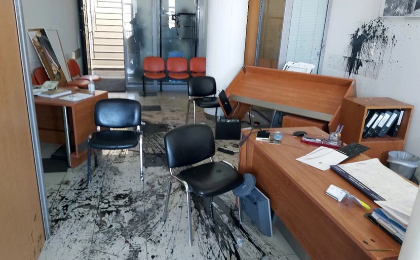 Αντιεξουσιαστές τα διέλυσαν όλα στο γραφείο του Λευτέρη Αυγενάκη στο Ηράκλειο – Μήνυμα για τον Δημήτρη Κουφοντίνα