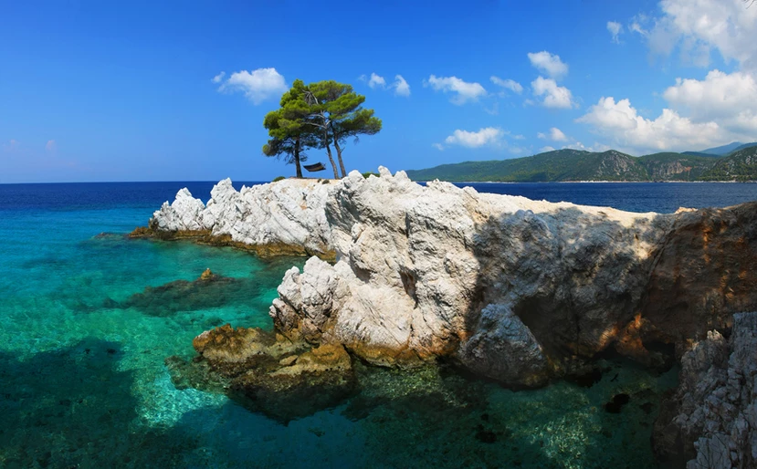 Η παραλία στη Σκόπελο που δεν «μαραίνεται» ποτέ