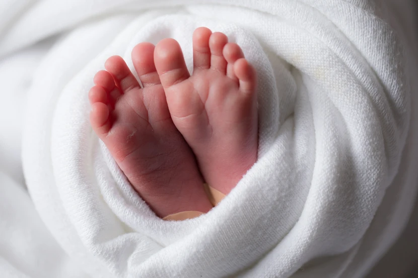 https://www.newsbeast.gr/image/s830x/webp/file/files/1/2021/10/new-born-baby.jpg