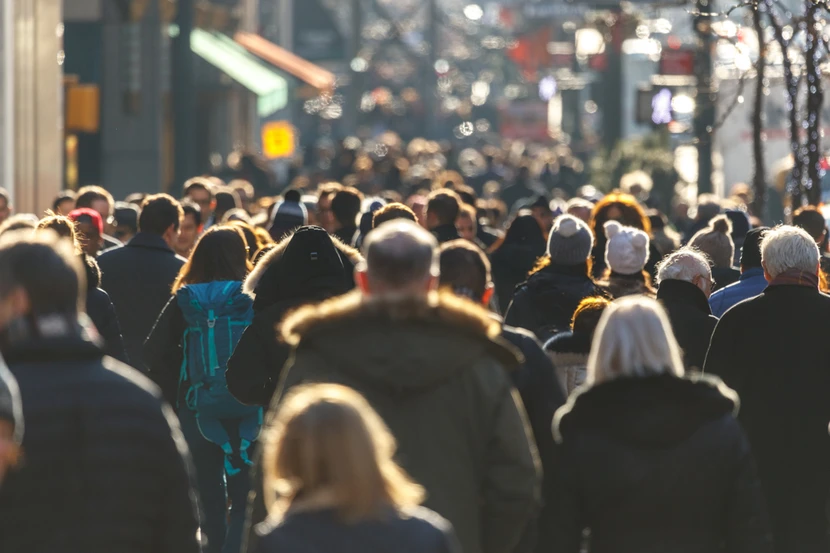 https://www.newsbeast.gr/image/s830x/webp/file/files/1/2021/10/people-walking.jpg