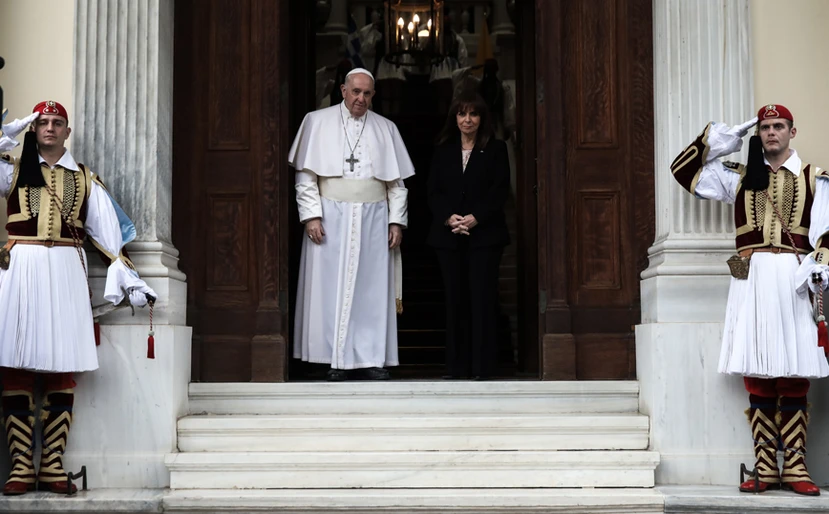 https://www.newsbeast.gr/image/s830x/webp/file/files/1/2021/12/papas_2.jpg
