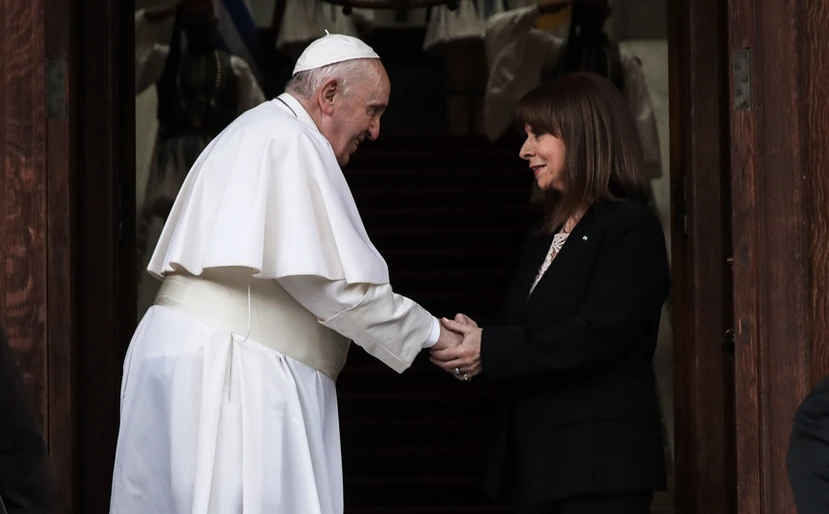 https://www.newsbeast.gr/image/s830x/webp/file/files/1/2021/12/papas_3.jpg