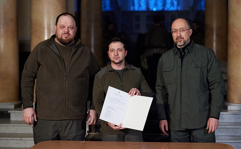 https://www.newsbeast.gr/image/s830x/webp/file/files/1/2022/02/zelenskiy-3.jpg