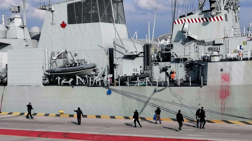Μέλη του ΚΚΕ έριξαν μπογιές σε πλοία του ΝΑΤΟ στο λιμάνι του Πειραιά