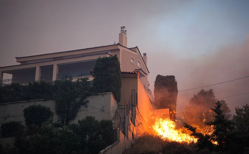 Atena.. Incendiu în Penteli scăpat de sub control - și ordine de evacuare în Dravi, Dioni și Demaki - video
