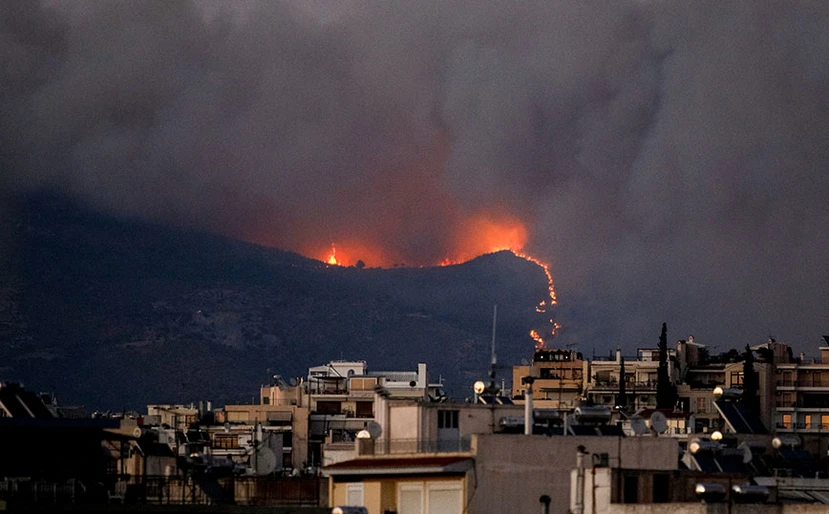 Atena.. Incendiu în Penteli scăpat de sub control - și ordine de evacuare în Dravi, Dioni și Demaki - video
