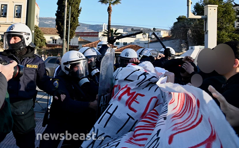 Ένταση και χημικά σε διαμαρτυρία για την Παιδεία στο Μέγαρο Μουσικής Ένταση και χημικά σε διαμαρτυρία για την Παιδεία στο Μέγαρο Μουσικής