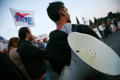 Μέλη του ΠΑΜΕ έξω από το Μουσείο της Ακρόπολης