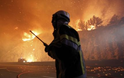 Συνεχίζεται η μάχη με τις φλόγες στη Γαλλία