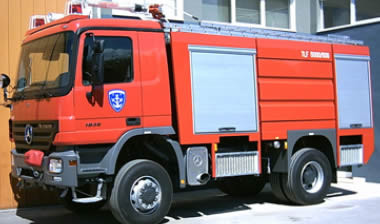 Μολότοφ σε πυροσβεστικό όχημα στα Εξάρχεια