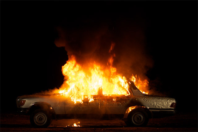ΙΧ συγκρούστηκε με άλλο όχημα και τυλίχτηκε στις φλόγες