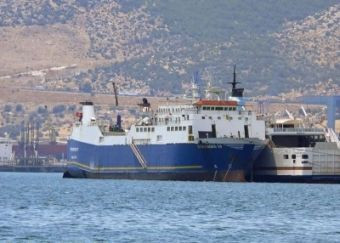 Οι ακτιβιστές ανέβηκαν παράνομα στο πλοίο