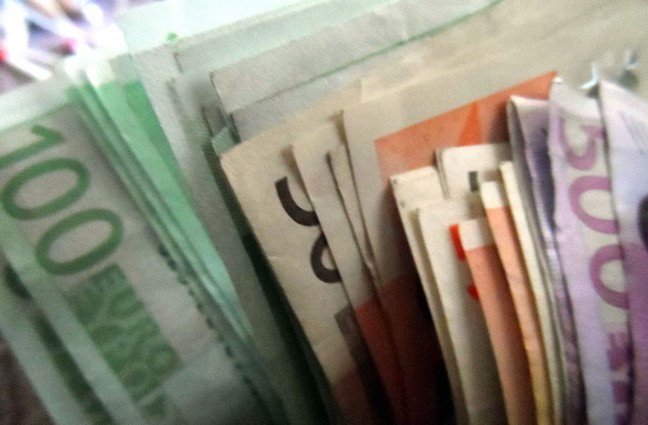 «Η Αθήνα χρειάζεται 1,5 δισ. ευρώ για να πληρώσει μισθούς και συντάξεις»