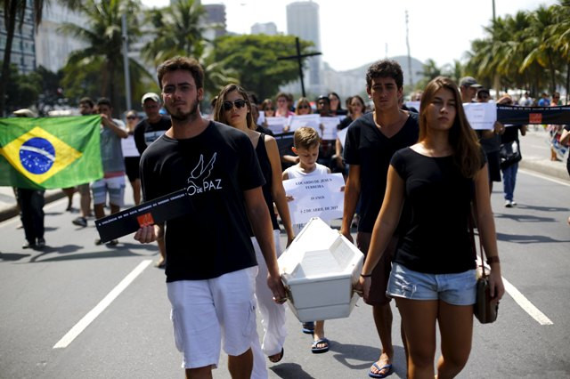 Η Βραζιλία πενθεί το θάνατο 10χρονου από αδέσποτη σφαίρα