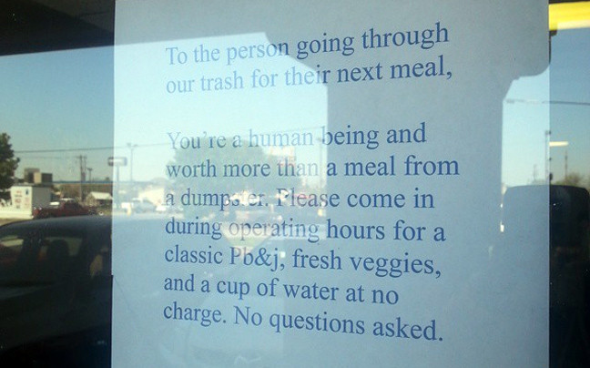 Τι έγραψε ιδιοκτήτρια εστιατορίου σε άστεγο που τρώει από τα σκουπίδια της