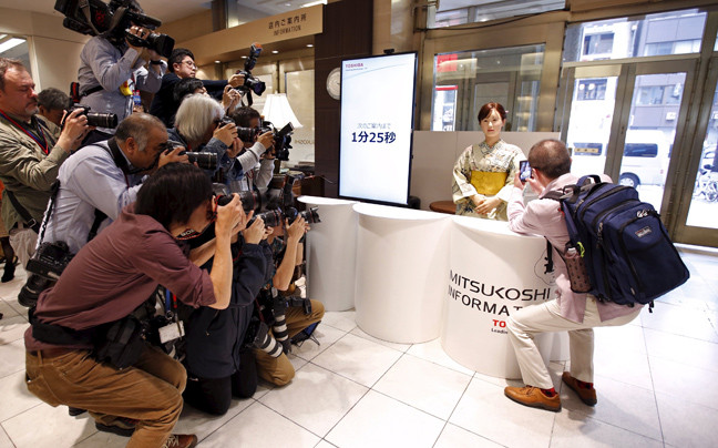 Ένα ρομπότ στη ρεσεψιόν ιαπωνικού εμπορικού κέντρου
