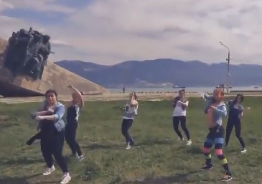 Στη φυλακή τρεις γυναίκες επειδή χόρεψαν «αισθησιακά» μπροστά σε μνημείο