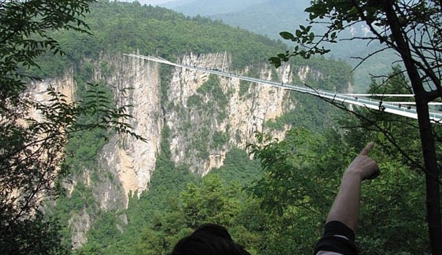 Η πιο τρομακτική γυάλινη γέφυρα στον κόσμο