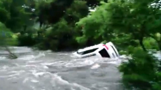 SUV παρασύρεται από τα ορμητικά νερά στο Τέξας