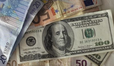 Οριακή πτώση του ευρώ