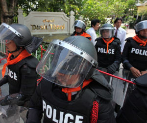 Τρεις αστυνομικοί τραυματίες στην Μπανγκόκ