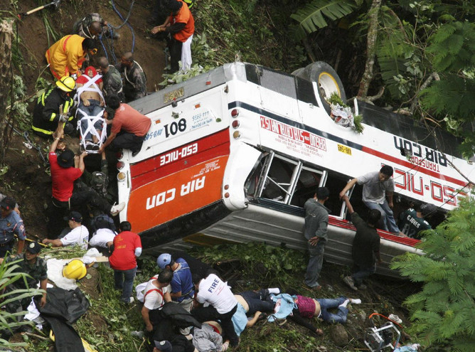 Τριάντα πέντε νεκροί σε τροχαίο δυστύχημα στις Φιλιππίνες