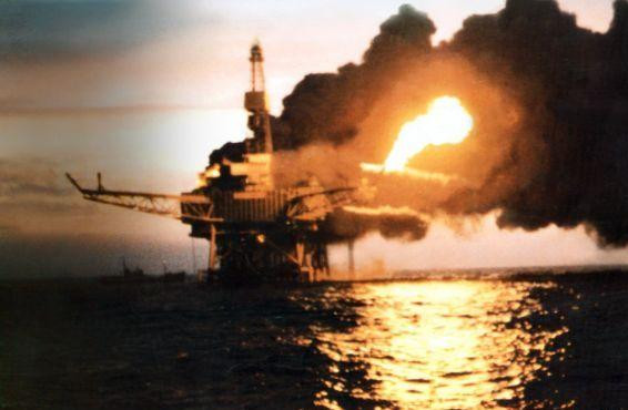 Στις φλόγες εξέδρα άντλησης πετρελαίου στον κόλπο του Μεξικού