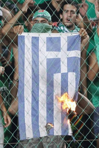 Κάψε την ελληνική σημαία με μόλις 8.000 ευρώ!