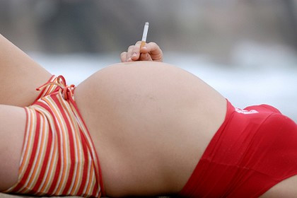 Δεν σταματούν το κάπνισμα ούτε στην εγκυμοσύνη