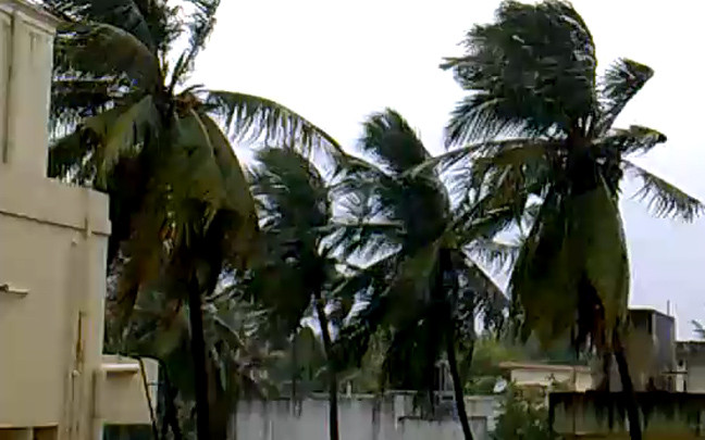 Φονικός κυκλώνας «σαρώνει» την Ινδία