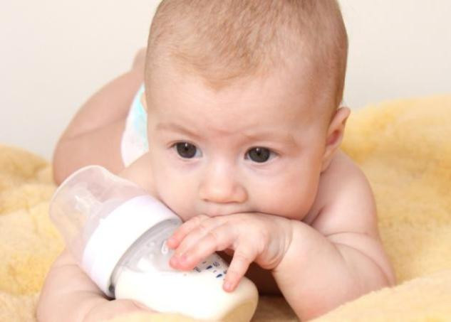 Πότε αρχίζει το μωρό να τρώει στερεά τροφή;