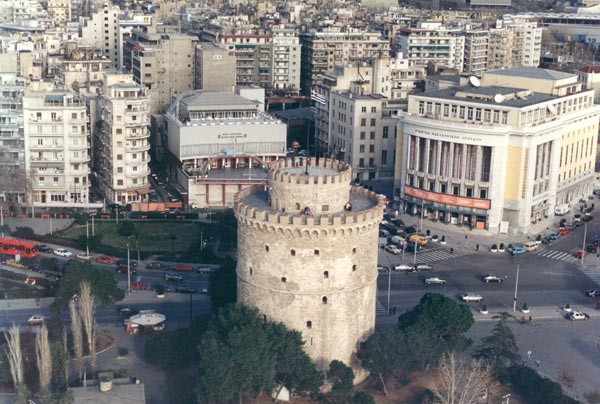 Σπρέι σε μνημεία, αφίσες, αυτοκόλλητα έχουν κατακλύσει τη Θεσσαλονίκη