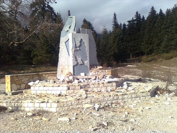 Βεβήλωσαν μνημείο του ΕΛΑΣ στο Περτούλι
